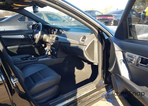 2013 Mercedes-Benz C 300 Sport 4Matic z USA, uszkodzony, nr VIN WDDGF8AB2DR251055